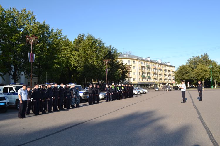 В Великом Новгороде состоялся совместный гарнизонный развод нарядов вневедомственной охраны Росгвардии и полиции