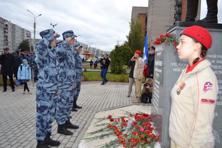 Руководитель и  сотрудники Управления Росгвардии по Новгородской области и приняли участие в церемонии открытия памятника первому генералу новгородской милиции