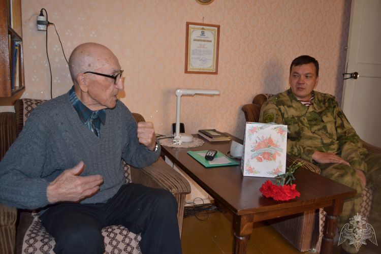 В Великом Новгороде росгвардейцы  в рамках акции «Заботой согреем сердца» поздравили ветеранов службы