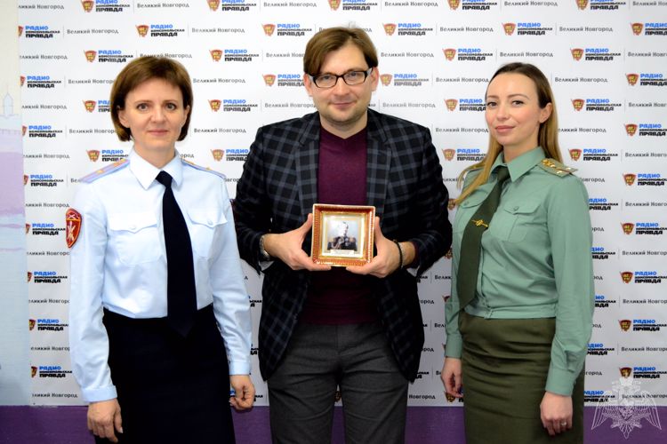 Журналисту новгородской радиостанции вручили награду за победу в конкурсе журналистских работ Северо-Западного округа Росгвардии