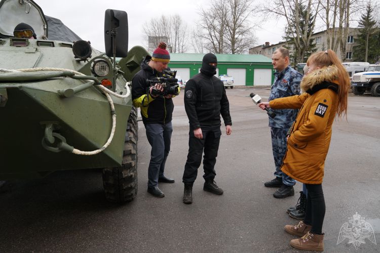 Воспитанники школы телевизионного мастерства познакомились с буднями новгородского ОМОН «Варяг»