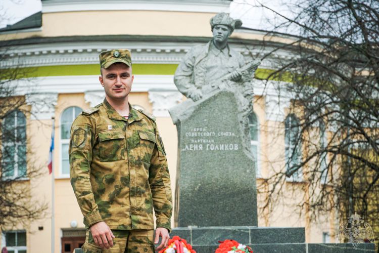 Военнослужащие регионального управления Росгвардии посетили памятник Лёне Голикову