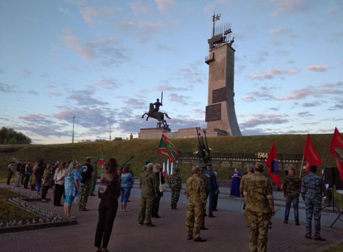 Военнослужащие Росгвардии вместе с новгородцами зажгли «Свечи памяти» у монумента Победы в Великом Новгороде