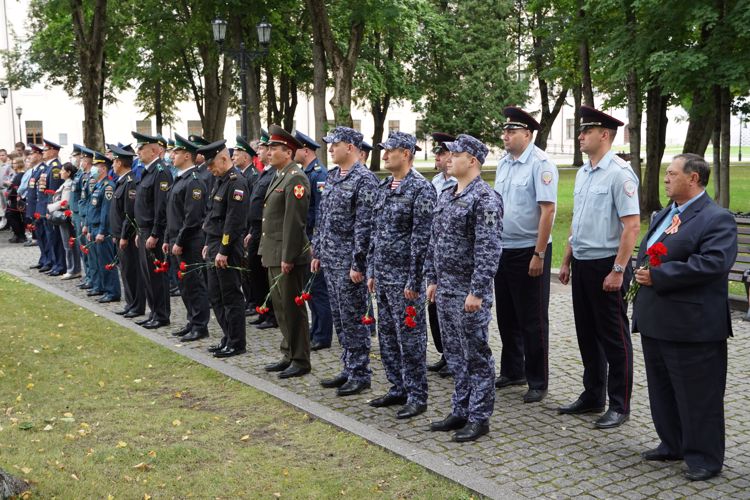 В Великом Новгороде сотрудники и военнослужащие Росгвардии приняли участие в мероприятии, приуроченном ко Дню солидарности в борьбе с терроризмом