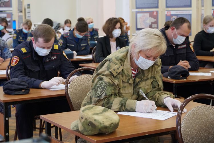 В Великом Новгороде сотрудники регионального управления Росгвардии приняли участие в акции «Диктант победы» 2020
