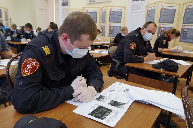 В Великом Новгороде сотрудники регионального управления Росгвардии приняли участие в акции «Диктант победы» 2020