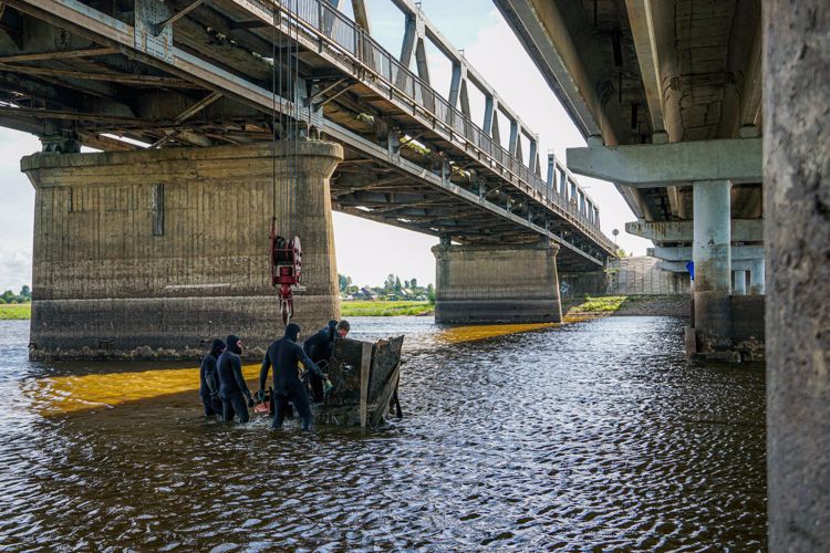 Водолазы Росгвардии подняли со дна реки затонувший в годы Великой Отечественной войны бронеавтомобиль БА-10
