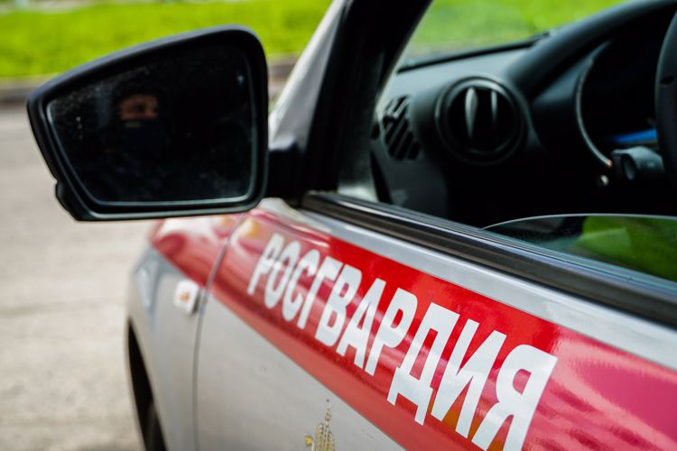 В Новгородской области сотрудники вневедомственной охраны Росгвардии задержали молодого человека с признаками наркотического опьянения