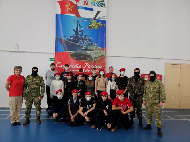 Сотрудники новгородского ОМОН Росгвардии провели для юнармейцев мастер-класс по самообороне