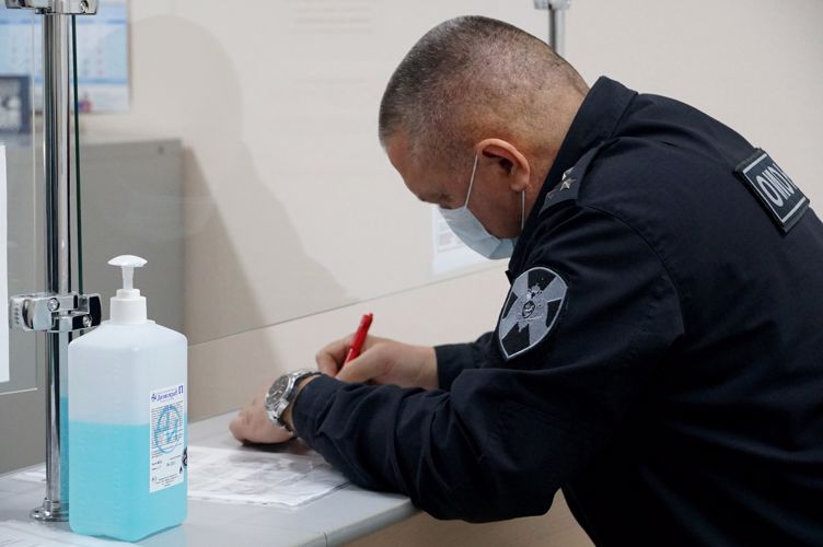Новгородские росгвардейцы приняли участие в ведомственной акции «От сердца к сердцу» (видео)