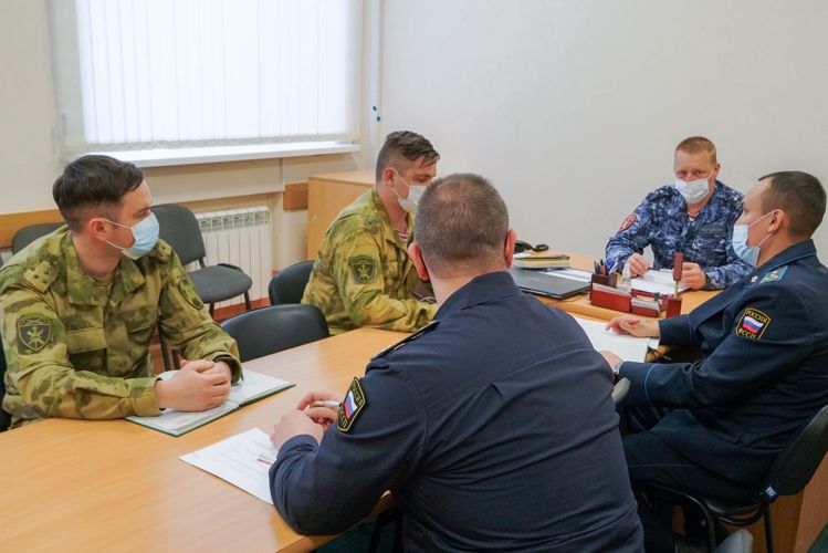 Новгородские росгвардейцы провели рабочую встречу с судебными приставами