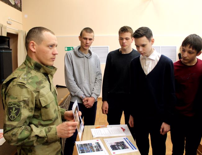  Новгородские росгвардейцы  в игровой форме  напомнили старшеклассникам о бдительности 