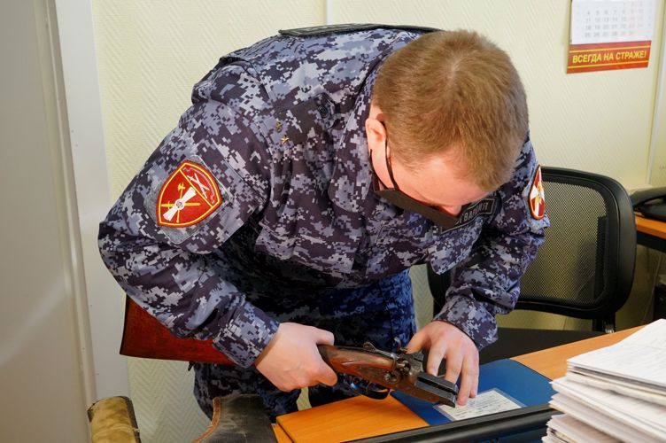 Новгородские росгвардейцы  за 1 квартал 2022 года  проверили  более 8000   владельцев оружия