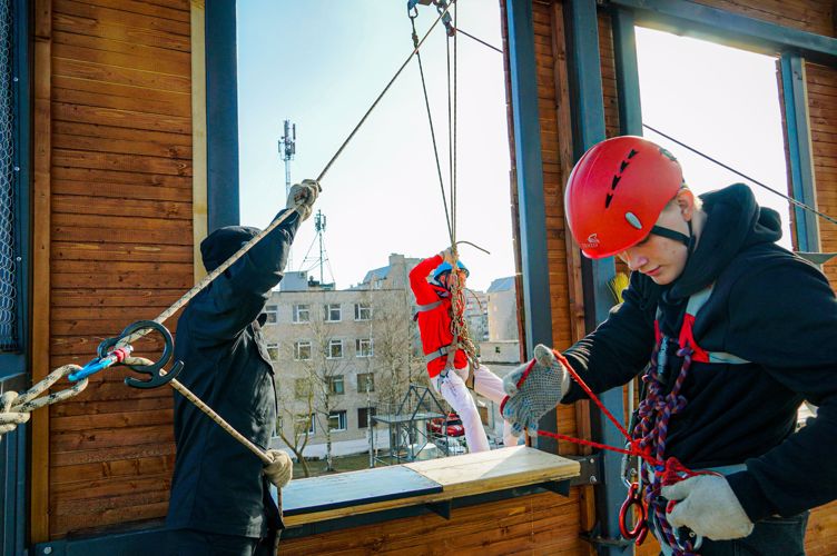 Новгородские  росгвардейцы  провели занятие  по высотной подготовке