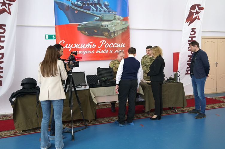 Новгородские росгвардейцы    провели  выставку   средства связи   и экипировки  для юнармейцев