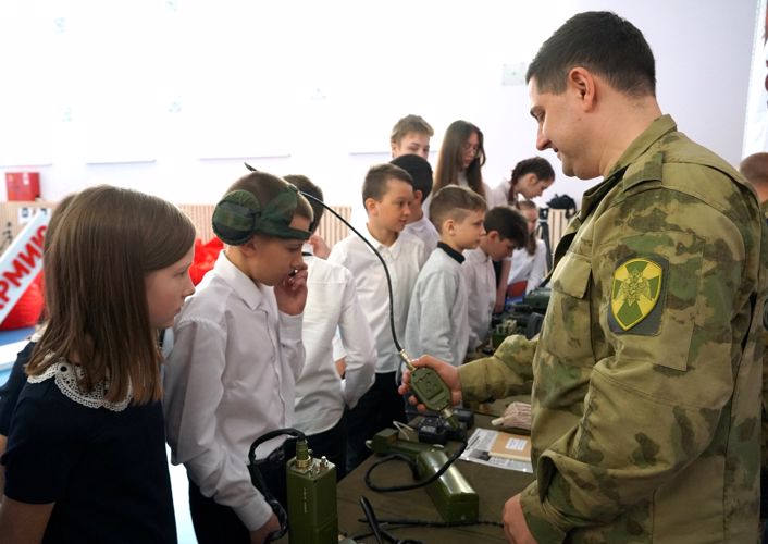 Новгородские росгвардейцы    провели  выставку   средства связи   и экипировки  для юнармейцев