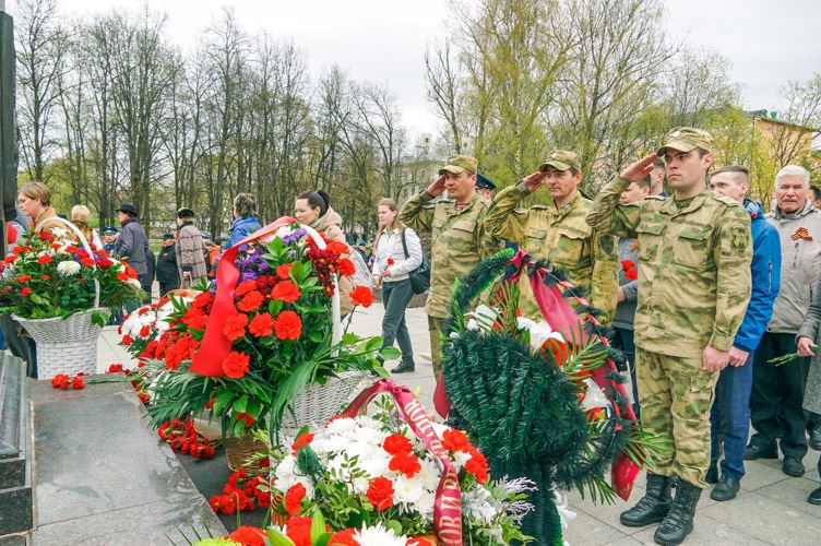 Новгородские росгвардейцы приняли участие в возложении цветов у стелы «Город воинской славы»
