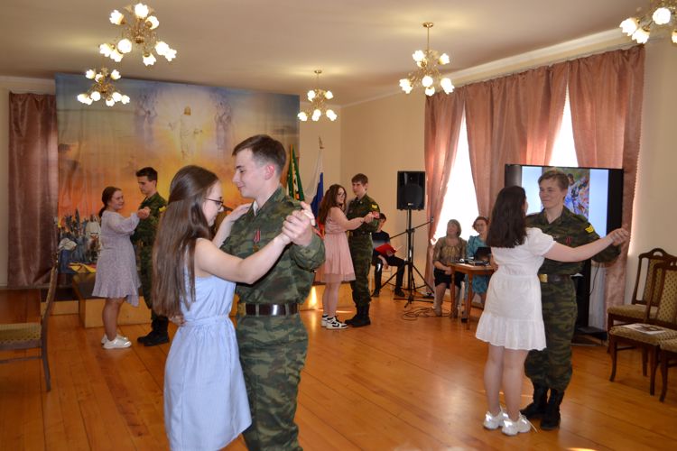 Новгородские росгвардейцы вручили 9  выпускникам подшефного клуба   свидетельства  об окончании  обучения