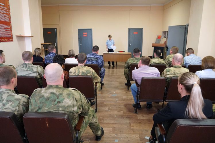 Новгородским росгвардейцам  напомнили о требованиях законодательства при управлении транспортным  средством