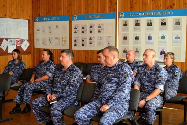 В Великом Новгороде росгвардейцы организовали просмотр документального фильма, в преддверии Дня Государственного флага РФ