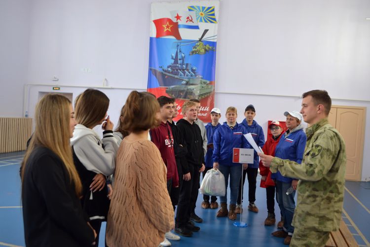 Новгородские росгвардейцы в игровой форме напомнили старшеклассникам о бдительности и осторожности
