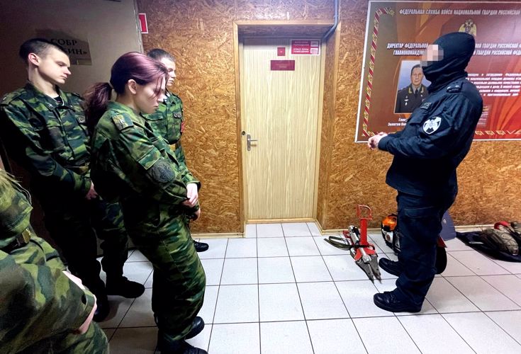 Новгородские спецназовцы организовали экскурсию в подразделение