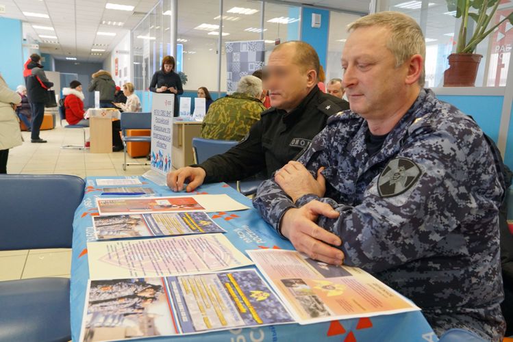 Сотрудники   на «Ярмарке вакансий» рассказали соискателям, как стать росгвардейцем