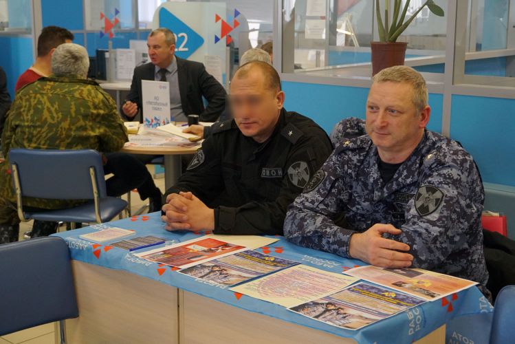 Сотрудники   на «Ярмарке вакансий» рассказали соискателям, как стать росгвардейцем