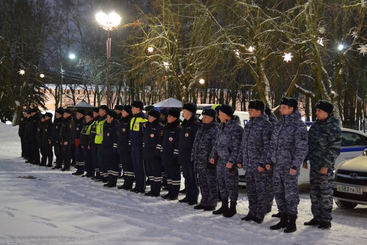 В Великом Новгороде состоялся совместный гарнизонный развод нарядов вневедомственной охраны Росгвардии и полиции