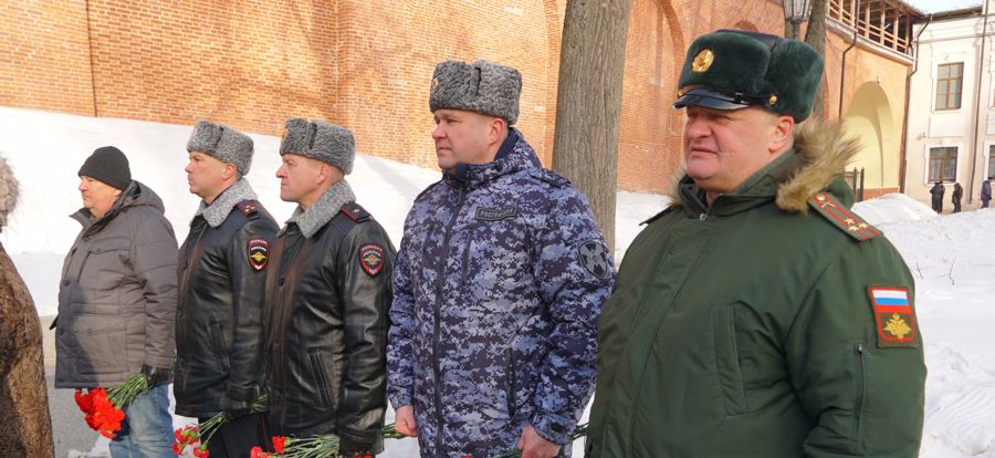 Новгородские росгвардейцы приняли участие в возложении цветов у мемориала «Вечный огонь славы»