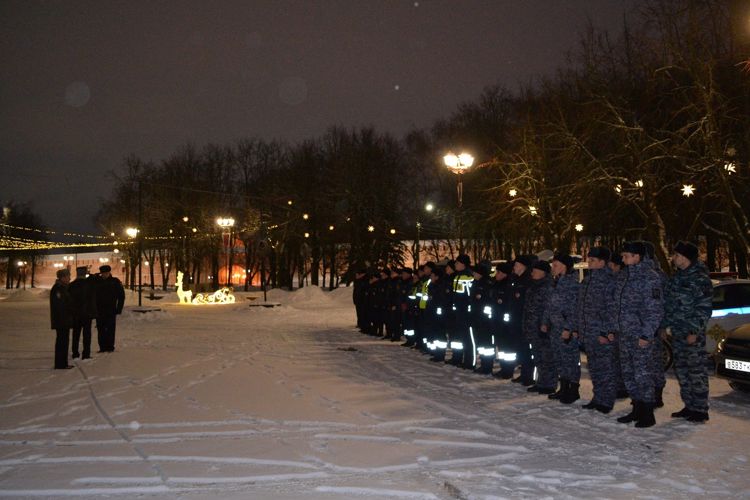 В Великом Новгороде состоялся совместный гарнизонный развод нарядов вневедомственной охраны Росгвардии и полиции