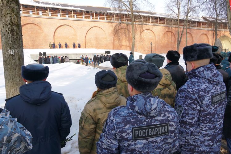 Новгородские росгвардейцы приняли участие в возложении цветов у мемориала «Вечный огонь славы»