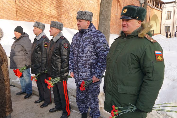 Новгородские росгвардейцы приняли участие в возложении цветов у мемориала «Вечный огонь славы»