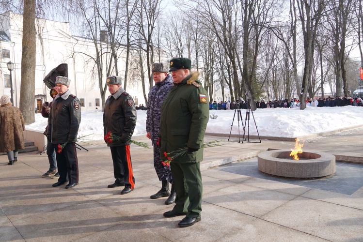 Новгородские росгвардейцы приняли участие в возложении цветов у мемориала «Вечный огонь славы»