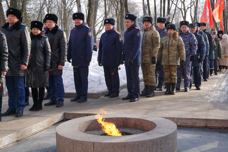 Новгородские росгвардейцы приняли участие в возложении цветов у мемориала «Вечный огонь славы»