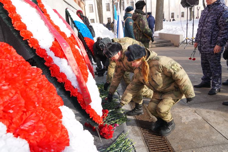 Новгородские росгвардейцы приняли участие в возложении цветов у мемориала «Вечный огонь славы»