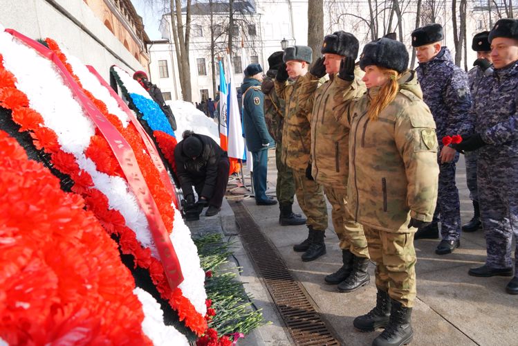 Новгородские росгвардейцы приняли участие в возложении цветов у мемориала «Вечный огонь славы»