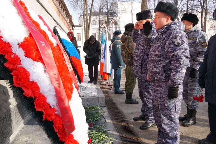 Новгородские росгвардейцы приняли участие в возложении цветов у мемориала «Вечный огонь славы»