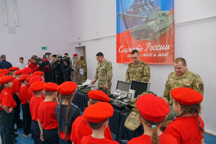 Новгородские росгвардейцы провели для школьников  выставку средств связи и экипировки