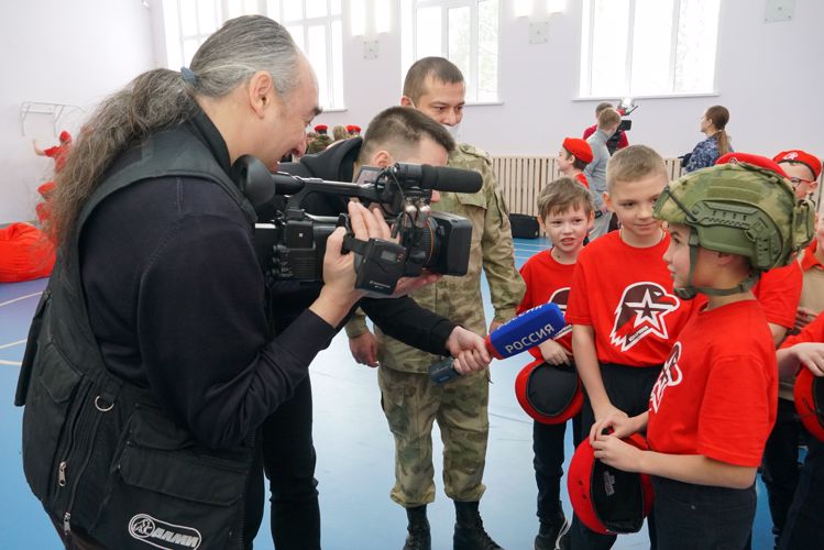 Новгородские росгвардейцы провели для школьников  выставку средств связи и экипировки
