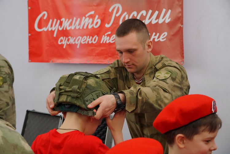 Новгородские росгвардейцы провели для школьников  выставку средств связи и экипировки