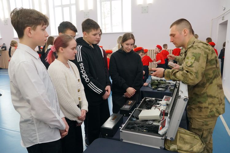 Новгородские росгвардейцы провели для школьников  выставку средств связи и экипировки