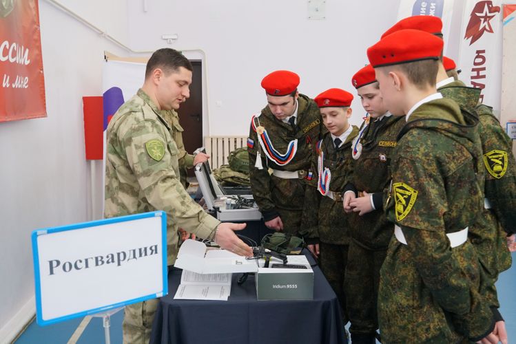 Новгородские росгвардейцы провели для школьников  выставку средств связи и экипировки