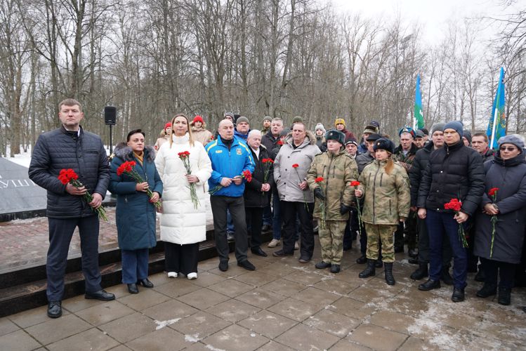 Новгородские росгвардейцы возложили цветы к памятнику воинам-интернационалистам