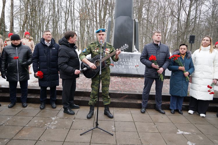 Новгородские росгвардейцы возложили цветы к памятнику воинам-интернационалистам