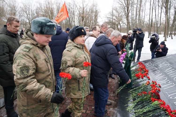 Новгородские росгвардейцы возложили цветы к памятнику воинам-интернационалистам