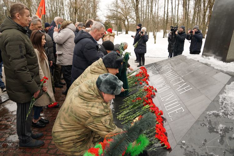 Новгородские росгвардейцы возложили цветы к памятнику воинам-интернационалистам