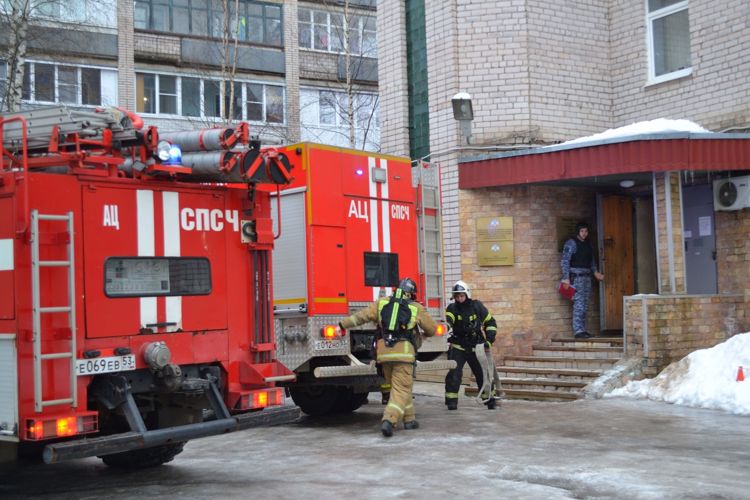 Новгородские росгвардейцы отработали первоочередные действия по тушению условного возгорания в здании вневедомственной охраны 