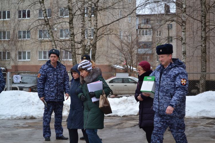 Новгородские росгвардейцы отработали первоочередные действия по тушению условного возгорания в здании вневедомственной охраны