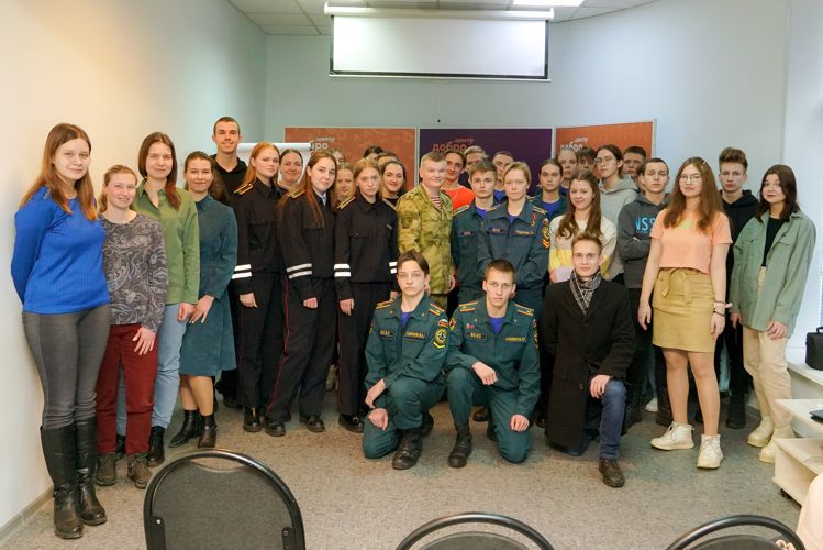 Новгородские росгвардейцы провели мастер-класс для молодежи по основам репортерской работы